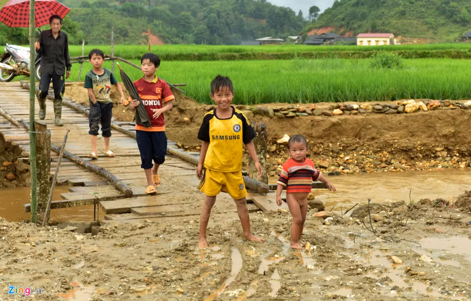 Ông Thào A Páo, Chủ tịch UBND xã Nậm Khắt, cho biết từ năm 2016 đến nay, cầu Cáng Dông đã bị lũ cuốn trôi 4 lần. Những năm trước, vào mùa mưa lũ, dù cầu không bị lũ cuốn, trẻ em ở 2 bản Páo Khắt và Cái Dông cũng phải nghỉ học vì cầu bị ngập, đi lại rất nguy hiểm. Hình ảnh được chụp ngay trước khi cây cầu bị cuốn trôi.