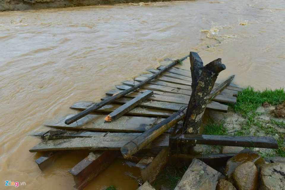 Mực nước của suối Nậm Cai dâng cao hơn bình thường. Dòng nước chảy xiết đã đánh bay cây cầu tạm.