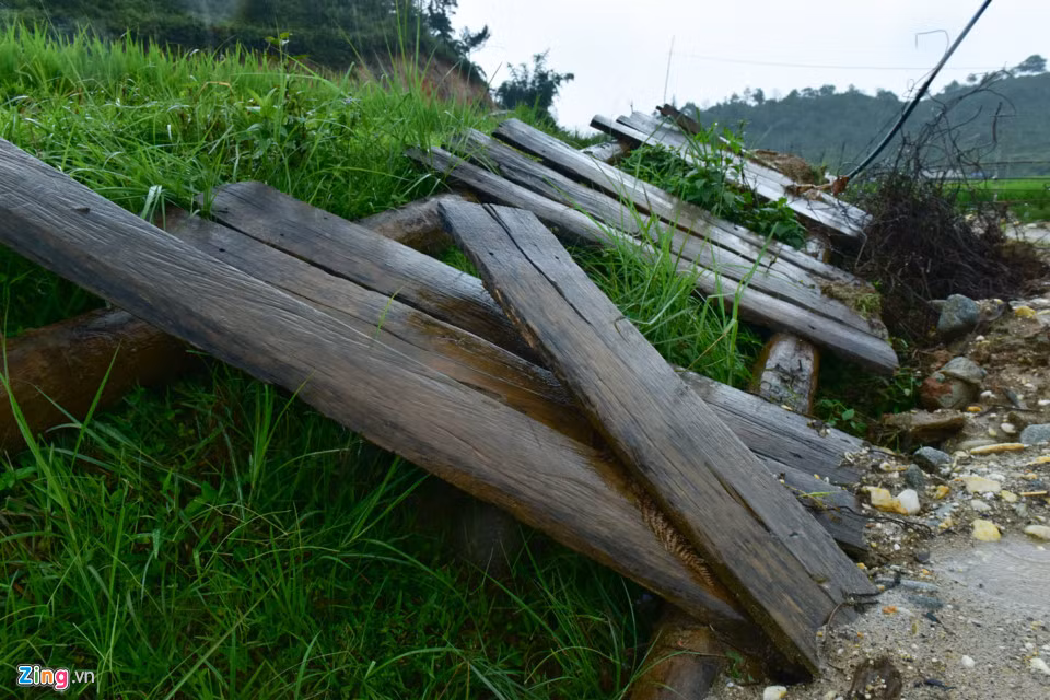 Một phần cầu vẫn dính vào mố, một phần bị nước lũ cuốn trôi và táp vào bờ cách đó không xa.