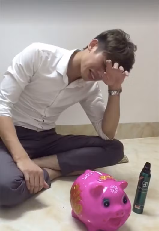 Clip đập heo đất mua SH được chia sẻ vào cuối tháng 9/2016 đã gây ra hàng loạt tranh cãi. Nhiều trang báo mạng đã đăng tải và bình luận. Đây cũng chính là nhân viên tiệm tóc “gây bão” khi quay clip đập heo đất tích tiền đi mua xe SH để dằn mặt người yêu cũ.