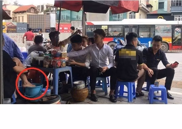 Đoạn clip nhanh chóng được mọi người chia sẻ, bàn luận. Nhiều người lên án chủ quán vì đây không chỉ là hành động rất mất vệ sinh mà còn thiếu tôn trọng khách hàng. Người dùng Facebook cũng tỏ ra bất bình vì hành vi của cô gái chủ quán trà đá. Tuy nhiên, sự thật về đoạn ghi hình này hoàn toàn khác. Chính nhân viên của tiệm tóc này đã nhờ cô chủ quán trà đá cho mượn địa điểm trên để “diễn”, quay clip và tung lên Facebook. Cô Phạm Thị Lạng, chủ quán bị tung clip dùng nước rửa chân pha trà đá cho biết, những nhân viên quán này đã mượn địa điểm của cô để quay clip, nhưng cô lại tưởng đó chỉ là trò đùa.