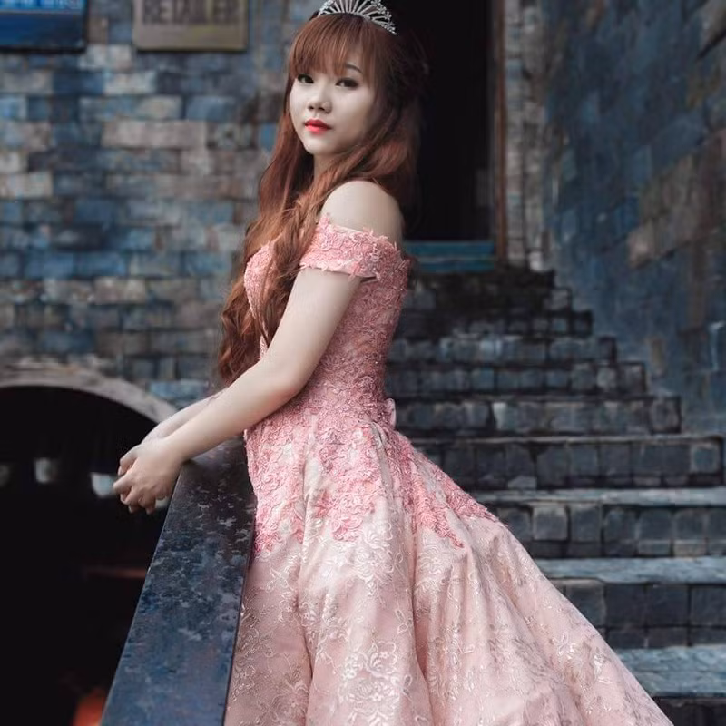 Xuân Vy tâm sự: “Lúc đầu thì mình cũng phải trải qua vô vàn khó khăn cả về vốn liếng, về khách hàng và cả áp lực khi đã quyết định chọn kinh doanh thay vì học tiếp. Mình muốn khẳng định bản thân, muốn sống đúng đam mê và sở thích của mình nên mình đã xác định tư tưởng khó khăn chỉ là sự thử thách và bản thân phải thật kiên cường để vượt qua. Nhờ có sự động viên, hỗ trợ nhiệt tình của gia đình, bạn bè và cả cái duyên buôn bán nên công việc của mình dần ổn định và được nhiều người biết đến hơn”.