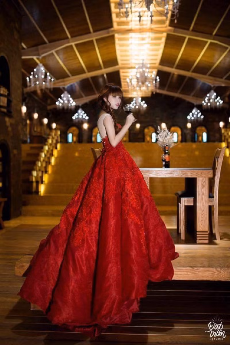 Xuân Vy hạnh phúc chia sẻ về người chồng soái ca của mình: “Cùng chung quan điểm sống và yêu thích kinh doanh nên có thể nói vợ chồng mình rất tâm đầu ý hợp. Ngày mới tập tành kinh doanh thì anh là người hỗ trợ mình trong từng chuyến ship hàng, lấy hàng, anh không quản khó nhọc, lúc nào cũng ở bên cạnh động viên, cổ vũ và hỗ trợ hết mình. Sau này khi công việc đã ổn định thì anh vẫn ở bên để tư vấn, giúp đỡ mình trong mọi dự định. Chính sự yêu thương và lo lắng của anh cho vợ, cho gia đình là điều mình tự hào về chồng nhất”.