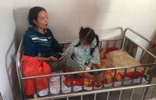 Đến chiều nay (11/12), nhiều học sinh nghi bị ngộ độc vẫn đang điều trị tại bệnh viện.