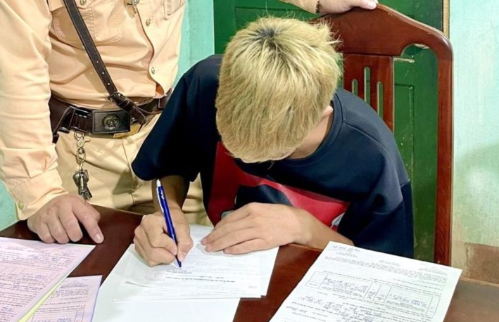 Xu phat nam thieu nien boc dau xe may roi quay clip dang facebook