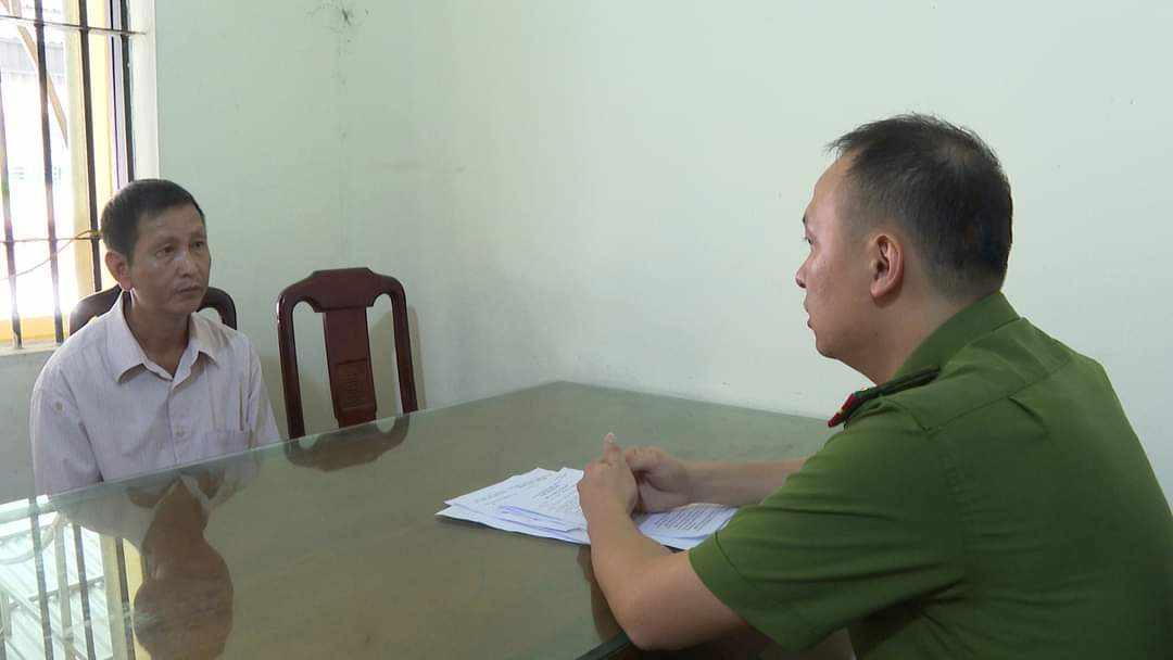 Phu Tho: Bi lap bien ban, nguoi dan ong chui boi dam vao mat CSGT