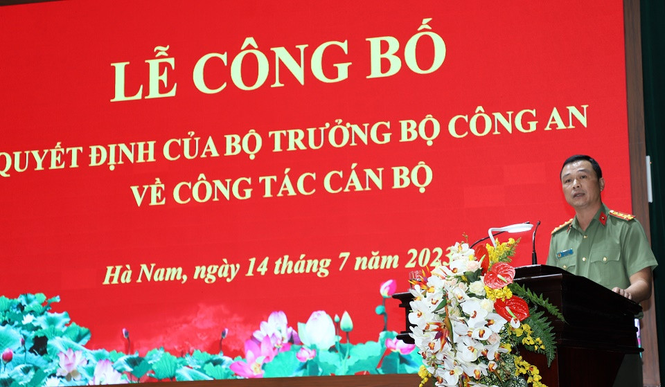 Phát biểu tại buổi lễ, Đại tá Tô Anh Dũng chúc mừng Thượng tá Nguyễn Anh Tuấn - Phó Giám đốc Công an tỉnh vinh dự được Đảng uỷ Công an Trung ương, lãnh đạo Bộ Công an, Tỉnh uỷ, UBND tỉnh tin tưởng, giao nhiệm vụ mới. Đồng thời, nhấn mạnh Thượng tá Nguyễn Anh Tuấn là cán bộ được đào tạo cơ bản, kinh qua nhiều vị trí công tác và trưởng thành từ cơ sở, có bản lĩnh chính trị vững vàng, phẩm chất đạo đức tốt; đặc biệt đã có nhiều năm công tác trong lĩnh vực đấu tranh phòng, chống tội phạm. 