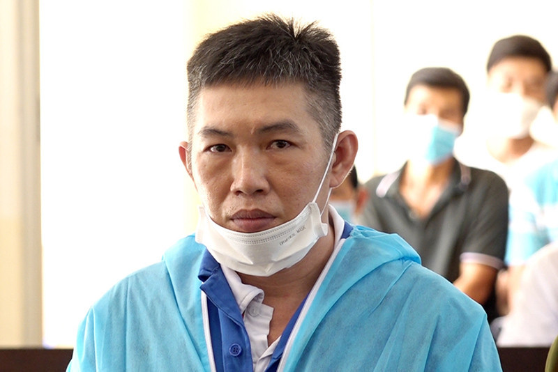 Khi xe vừa dừng lại, từ phía sau Nhàn bất ngờ rút dao đâm liên tiếp nhiều nhát vào người nạn nhân, khiến ông Đẹp không kịp phản ứng. Kẻ thủ ác tiếp tục những nhát đâm, chém chí mạng cho đến khi nạn nhân bất động mới dừng tay, cắm con dao xuống đất bên cạnh thi thể nạn nhân rồi nhanh chóng tẩu thoát khỏi hiện trường. Ngày 24/5/2022, TAND tỉnh An Giang tuyên phạt bị cáo Nhàn chung thân về tội Giết người. Đồng thời, Hội đồng xét xử cũng buộc bị cáo có trách nhiệm bồi thường cho đại diện hợp pháp người bị hại số tiền trên 100 triệu đồng. 