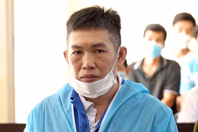 Khi xe vừa dừng lại, từ phía sau Nhàn bất ngờ rút dao đâm liên tiếp nhiều nhát vào người nạn nhân, khiến ông Đẹp không kịp phản ứng. Kẻ thủ ác tiếp tục những nhát đâm, chém chí mạng cho đến khi nạn nhân bất động mới dừng tay, cắm con dao xuống đất bên cạnh thi thể nạn nhân rồi nhanh chóng tẩu thoát khỏi hiện trường. Ngày 24/5/2022, TAND tỉnh An Giang tuyên phạt bị cáo Nhàn chung thân về tội Giết người. Đồng thời, Hội đồng xét xử cũng buộc bị cáo có trách nhiệm bồi thường cho đại diện hợp pháp người bị hại số tiền trên 100 triệu đồng. 