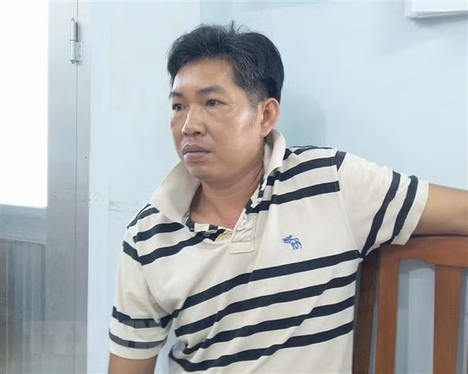 Tại cơ quan Công an, Nhàn kiên quyết phủ nhận mọi dính líu, liên quan đến vụ án mạng. Tuy nhiên, trước các bằng chứng đanh thép, cùng chiến thuật xét hỏi sắc sảo của các điều tra viên, đến sáng 30/6, Nhàn đã phải khai nhận toàn bộ hành vi phạm tội của mình. Theo đó, Nhàn và ông Đẹp cùng hùn hạp, góp vốn "kinh doanh" lô, đề. Quá trình làm ăn chung, hai người phát sinh mâu thuẫn trong việc ăn chia tiền hoa hồng, nên Nhàn nảy sinh ý định trả thù. 