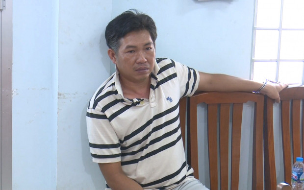 Tối ngày 28/6, Nhàn giắt dao trong người rồi đến rủ ông Đẹp đi lấy tiền ở thị trấn Mỹ Luông. Trên đường đi, hai người tiếp tục cãi nhau về việc ăn chia hoa hồng. Khi đến đoạn đường vắng vẻ thuộc ấp Long Thuận 1, (xã Long Điền A, huyện Chợ Mới), Nhàn giả vờ bảo ông Đẹp dừng xe để đi vệ sinh.