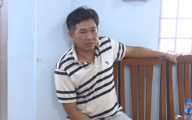 Tối ngày 28/6, Nhàn giắt dao trong người rồi đến rủ ông Đẹp đi lấy tiền ở thị trấn Mỹ Luông. Trên đường đi, hai người tiếp tục cãi nhau về việc ăn chia hoa hồng. Khi đến đoạn đường vắng vẻ thuộc ấp Long Thuận 1, (xã Long Điền A, huyện Chợ Mới), Nhàn giả vờ bảo ông Đẹp dừng xe để đi vệ sinh.