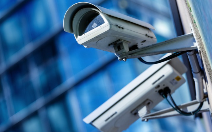 Trinh sát tiếp tục đi sâu vào các thành viên trong gia đình Nhàn, kết quả đã thu được một nguồn tin rất quan trọng từ chính đứa con của nghi can, rằng vào buổi trưa 28/6, Nhàn đã mang một con dao cũ trong nhà ra mài. Tổ chức nhận dạng con dao thu được tại hiện trường thì cháu bé này xác định đúng là con dao mà Nhàn đã mài vào ngày hôm trước. Ngoài ra, việc rà soát camera tiếp tục thu được hình ảnh một người rất giống Nhàn đang ngồi sau xe máy của ông Đẹp đi về hướng khu vực hiện trường. Đến 21h ngày 29/6, khi Nhàn vừa về đến nhà thì các trinh sát ập vào khống chế, đưa đối tượng về cơ quan điều tra để đấu tranh xét hỏi. (Ảnh minh họa, nguồn Internet) 