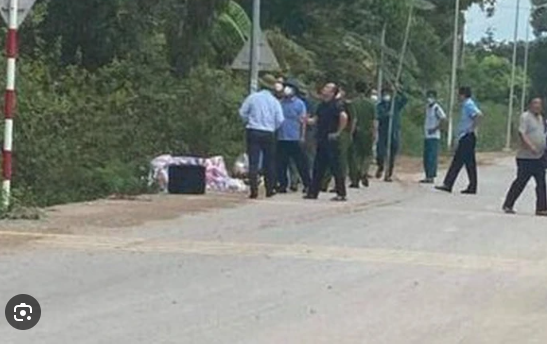 Tuy nhiên, quá trình tìm kiếm, công an phát hiện có một viên gạch được vứt ở gần nơi tìm thấy thi thể nạn nhân. Khi đem so sánh, điều tra viên nghi ngờ viên gạch đó là hung khí mà kẻ thủ ác sử dụng để tấn công. Khi thi thể được tìm thấy, người dân xung quanh vùng đều khẳng định chưa từng nhìn thấy cô gái này bao giờ, điều đó chứng tỏ nạn nhân là người lạ mặt, từ nơi khác đến. Ngoài chiếc áo khoác nhìn giống như đồng phục của một nhà máy nào đó thì công an không phát hiện ra bất cứ vật dụng cá nhân nào giúp xác định danh tính nạn nhân. 