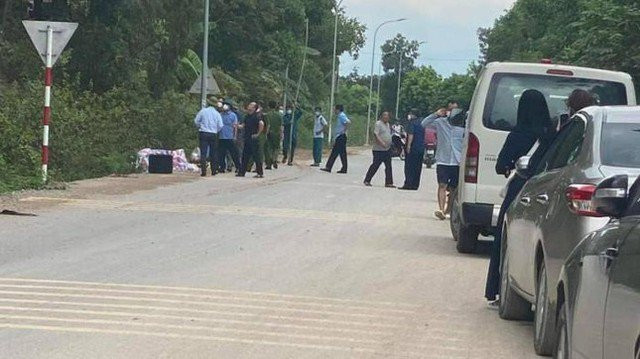 Tại hiện trường, lực lượng khám nghiệm xác nhận nạn nhân là nữ giới tuổi đời còn rất trẻ. Dấu hiệu phân hủy cho thấy cô gái này tử vong trước đó 2-3 ngày. Trên cơ thể nạn nhân cơ bản không có vết tác động ngoại lực, tuy nhiên ở phần đầu xuất hiện vết dập, nát. Nhận định ban đầu của các điều tra viên thì đây là vụ giết người, nghi phạm đã dùng vật tày, cứng tấn công nạn nhân vào phần đầu. Khi mở rộng vùng khám nghiệm, công an không tìm thấy nhiều dấu vết của việc xô xát.