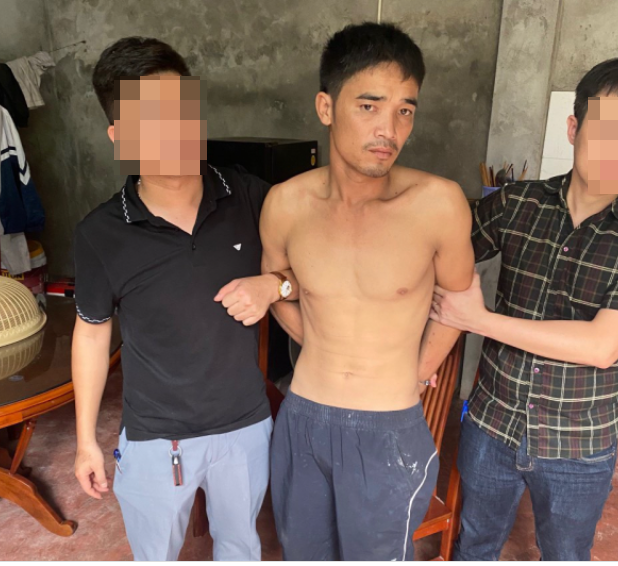 Trên đường đi, tới khu vực vắng vẻ Thế bỗng nảy sinh ý định "quan hệ" với chị Páo. Thấy chị Páo phản ứng, Thế dừng xe đẩy nạn nhân xuống dưới ven đường và cố ý thực hiện hành vi đồi bại. Tuy nhiên, chị Páo cương quyết chống cự, bực tức Thế lấy tay siết cổ và dùng viên gạch tấn công vào vùng đầu chị Páo khiến nạn nhân tử vong. 