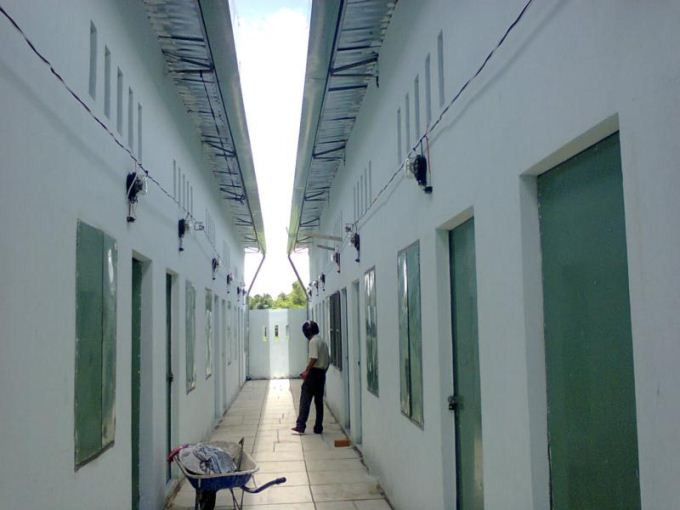 Qua xem xét, công an cho rằng nạn nhân có thể là công nhân của một nhà máy nào đó trên địa bàn. Lúc này, công an một mặt cho thông báo tìm tung tích nạn nhân, một mặt dựa vào đặc điểm chiếc áo đồng phục để rà soát thông tin. Chiếc áo nạn nhân mặc vốn dĩ không phổ biến nên lúc đầu công tác rà soát gặp nhiều khó khăn. Không nản, các trinh sát tiếp tục đi khắp các dãy nhà trọ trên địa bàn, tại một khu trọ có người đã nhận ra nạn nhân rất giống với chị Giàng Thị Páo (SN 2005, trú tại Quảng Bạ, Hà Giang). (Ảnh minh họa, nguồn Internet)