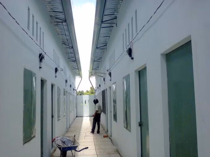 Qua xem xét, công an cho rằng nạn nhân có thể là công nhân của một nhà máy nào đó trên địa bàn. Lúc này, công an một mặt cho thông báo tìm tung tích nạn nhân, một mặt dựa vào đặc điểm chiếc áo đồng phục để rà soát thông tin. Chiếc áo nạn nhân mặc vốn dĩ không phổ biến nên lúc đầu công tác rà soát gặp nhiều khó khăn. Không nản, các trinh sát tiếp tục đi khắp các dãy nhà trọ trên địa bàn, tại một khu trọ có người đã nhận ra nạn nhân rất giống với chị Giàng Thị Páo (SN 2005, trú tại Quảng Bạ, Hà Giang). (Ảnh minh họa, nguồn Internet)