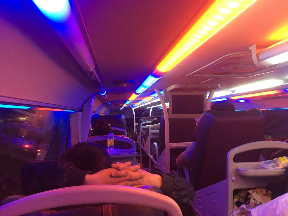 Theo lịch trình, Páo lên xe khách vào tối 5/9, tính thời gian đi thì khoảng hơn 1h sáng 6/9 sẽ có mặt tại Vĩnh Phúc, cụ thể là cầu Hương Sơn. Rà soát khu vực cầu Hương Sơn, cầu Tam Hợp, công an được biết tại đây có rất nhiều xe ôm. Họ túc trực để đón khách đi tuyến cao tốc xuống ngang đường rồi đưa về các khu trọ. Tiến hành xác minh các chuyến xe khách đi từ Hà Giang trên cao tốc Hà Nội – Lào Cai, các trinh sát gặp rất nhiều khó khăn vì hầu hết chủ xe không khai báo do e ngại việc dừng xe trên đường là vi phạm luật giao thông. (Ảnh minh họa, nguồn Internet) 