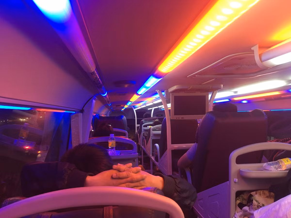 Theo lịch trình, Páo lên xe khách vào tối 5/9, tính thời gian đi thì khoảng hơn 1h sáng 6/9 sẽ có mặt tại Vĩnh Phúc, cụ thể là cầu Hương Sơn. Rà soát khu vực cầu Hương Sơn, cầu Tam Hợp, công an được biết tại đây có rất nhiều xe ôm. Họ túc trực để đón khách đi tuyến cao tốc xuống ngang đường rồi đưa về các khu trọ. Tiến hành xác minh các chuyến xe khách đi từ Hà Giang trên cao tốc Hà Nội – Lào Cai, các trinh sát gặp rất nhiều khó khăn vì hầu hết chủ xe không khai báo do e ngại việc dừng xe trên đường là vi phạm luật giao thông. (Ảnh minh họa, nguồn Internet) 