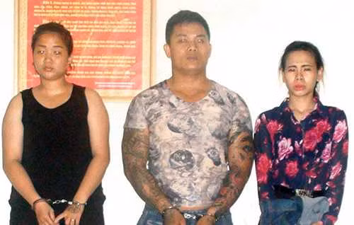 Mai cùng với Tú đồng ý giúp với chi phí 25 triệu đồng. Để nhanh chóng "hoàn tất" công việc, Mai mua một sim điện thoại mới rồi giả danh tên Hiền quê ở Tuyên Quang và nhắn tin làm quen, nhờ ông L xin việc. Ông L đồng ý rồi hẹn cô gái lạ kia ra nhà nghỉ để bàn việc. Mai bảo Thùy đóng giả là Hiền đến thuê phòng đợi ông L. Nhóm Mai đứng bên ngoài "chờ thời cơ" (các đối tượng: Mai - Tú - Thùy). 