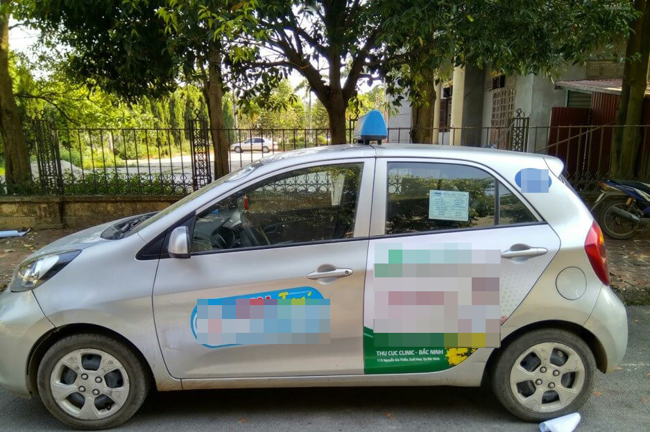 Bằng các biện pháp nghiệp vụ, cuối cùng các trinh sát cũng gặp được người lái xe taxi này. Anh ta cho biết, chiều 21/6 có chở 5 người gồm 3 nam, 2 nữ đến nhà nghỉ K ở Bình Xuyên. Sau khi nhóm người đi vào, anh lái xe taxi đợi ở đầu ngõ, một lái sau người phụ nữ ra trước lên xe đợi cùng. Chừng 20 phút sau đó, những người còn lại cũng đi ra và bảo lái xe đi ngay. Anh này đưa nhóm người về Phúc Yên rồi sau đó không biết gì nữa. (Ảnh minh họa, nguồn internet) 