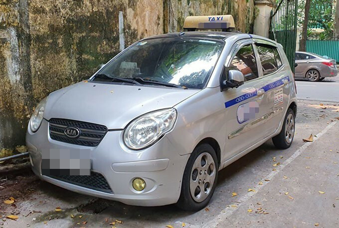 Chiều cùng ngày, người phụ nữ lúc sáng xuất hiện cùng một cô gái trẻ lạ mặt khác. Hai người hỏi thuê phòng 303. Được một lúc thì ông L đi xe máy đến rồi cũng lên căn phòng này, sau đó đã xảy ra vụ án. Dường như có sự chuẩn bị, nhóm người trên đã không để lại bất cứ dấu vết nào kể từ lúc vào đến khi đi khỏi nhà nghỉ. Rất may, các trinh sát được bà bán nước gần đó cho biết, ngày 21/6 có 1 xe taxi đỗ gần quán, hướng về phía nhà nghỉ K, trên xe có nhóm 5 người cả nam lẫn nữ. Chiều cùng ngày, chiếc xe này di chuyển đến gần nhà nghỉ K rồi tầm vài phút sau từ bên trong xuất hiện cô gái và mấy người đàn ông vội vã leo lên xe đi mất. (Ảnh minh họa, nguồn internet) 