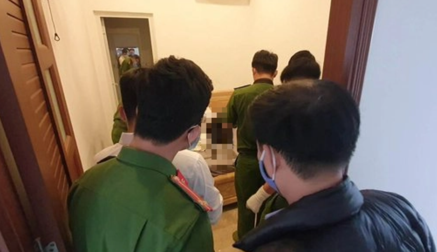 Khi khám nghiệm, công an phát hiện nhiều vết giày còn in trên tấm ga trải giường, đồ đạc trong phòng lộn xộn, xô đổ, chứng tỏ đã có một cuộc vật lộn rất ác liệt. Mở rộng khám nghiệm, công an thu được một dấu vân tay còn mới. Ngoài ra, chiếc điện thoại và xe máy ông L mang theo vẫn còn, điều này giúp cơ quan công an nhận định đây là vụ án giết người, nhưng không phải để cướp tài sản. (Ảnh minh họa, nguồn internet)