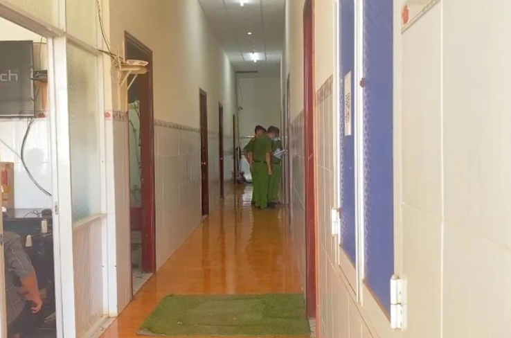 Có mặt tại hiện trường, Công an xác định người đàn ông trên có tên Dương Văn L (SN 1962, trú tại Bình Xuyên, Vĩnh Phúc). Ông L mới tử vong trước đó chưa lâu, trên cơ thể xuất hiện nhiều vết thương được gây ra bởi vật tày cứng và vật tày mềm. Tác động ngoại lực này khiến nạn nhân chấn thương sọ não, dập nội tạng, chảy máu toàn bộ khoang bụng và tử vong do mất máu cấp không hồi phục. (Ảnh minh họa, nguồn internet)