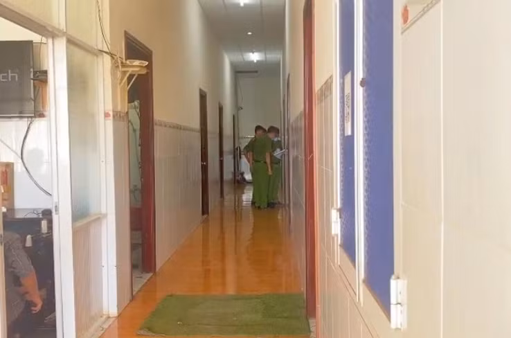 Có mặt tại hiện trường, Công an xác định người đàn ông trên có tên Dương Văn L (SN 1962, trú tại Bình Xuyên, Vĩnh Phúc). Ông L mới tử vong trước đó chưa lâu, trên cơ thể xuất hiện nhiều vết thương được gây ra bởi vật tày cứng và vật tày mềm. Tác động ngoại lực này khiến nạn nhân chấn thương sọ não, dập nội tạng, chảy máu toàn bộ khoang bụng và tử vong do mất máu cấp không hồi phục. (Ảnh minh họa, nguồn internet)