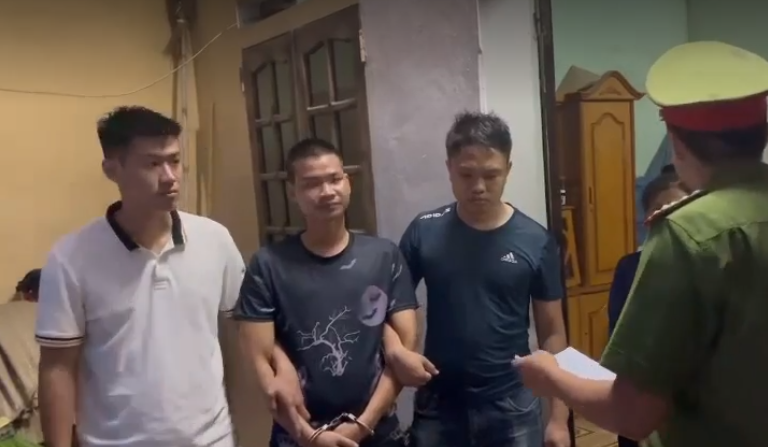 Ha Noi: Bat ke sat hai tai xe xe om cong nghe o nghia trang-Hinh-2