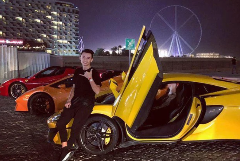 Phan Công Khanh chia sẻ trên mạng về bộ siêu tập siêu xe của mình đều là những mẫu xe hạng sang Rolls-Royce, Ferrari, Lamborghini, Porsche... cùng hàng loạt xe phân khối lớn. Đầu năm 2023, trên trang cá nhân của mình, Phan Công Khanh đã chia sẻ hình ảnh chiếc Lamborghini Aventador Roadster là “ước mơ của rất nhiều người chơi xe, không chỉ ở Việt Nam mà còn trên thế giới” với giá khi về Việt Nam là khoảng 30 tỷ đồng.