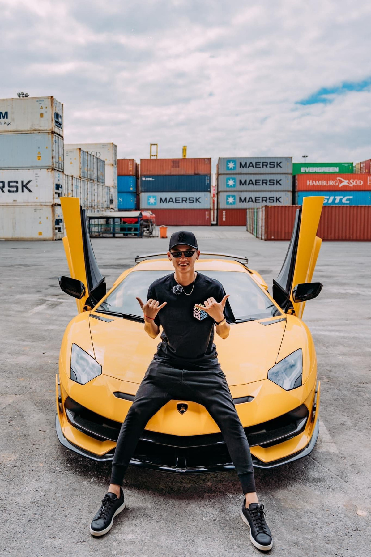 Trên các trang mạng xã hội, Phan Công Khanh thường xuyên chia sẻ các hình ảnh, video giới thiệu hàng loạt siêu xe không chỉ đắt đỏ mà còn hiếm có. Khanh là một trong những dân buôn thường xuyên có được những siêu xe đầu tiên ở Việt Nam nên được nhiều người biết đến.