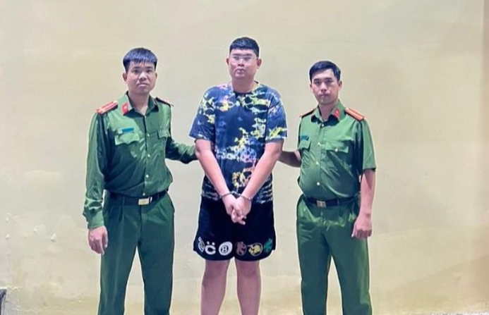 Mohamach Da Pha gọi điện thoại cho Đặng Minh H (32 tuổi, ngụ quận Bình Tân) để thế chấp chiếc MCLAREN để vay số tiền hai tỷ đồng. Công an xác định, Pha biết rõ Khanh nói dối nhưng vẫn làm theo. Số tiền sau đó được dùng để chuộc chiếc xe mà Khanh cầm cố trước đó. Sau đó, chị H liên tục nhắn tin yêu cầu Khanh trả lại giấy tờ và xe nhưng Khanh không trả lời. Chị H đến Showroom K Super tìm hiểu thì được biết Khanh đang thiếu nợ rất nhiều nên tố cáo lên công an. 