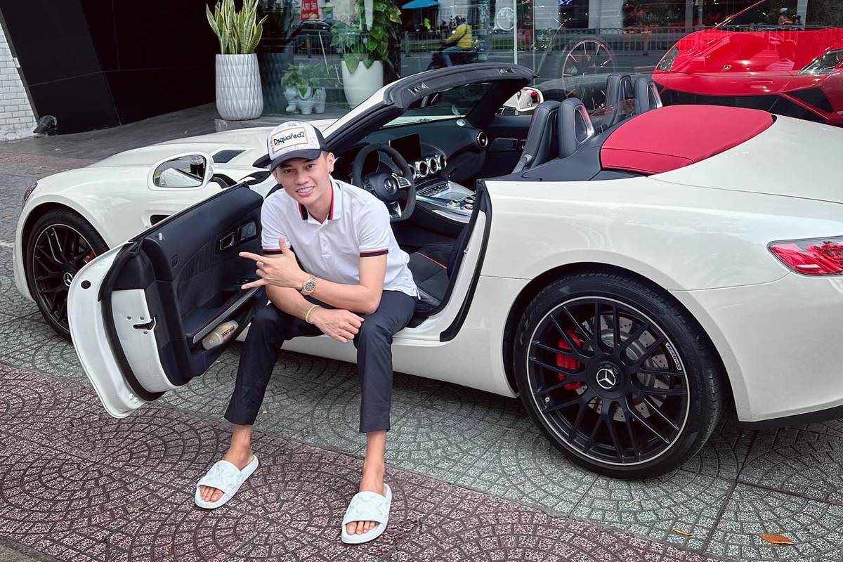 Không chỉ nổi tiếng với những chiếc xe độc nhất thế giới, giá trị cao được mang về Việt Nam sớm nhất, Phan Công Khanh còn thường xuyên đăng tải những bài viết làm từ thiện, giấy chứng nhận của cơ quan chức năng khi xây nhà cho người dân.