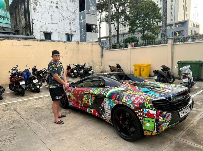 Tuy nhiên, thực tế không có khách nào đến Showroom để xem mua xe MCLAREN. “Tôi làm như vậy là để lấy được bản chính giấy tờ chiếc xe thì mới cầm được để vay tiền”- Khanh khai. Tin là thật, trưa 23/5, chị H đến Showroom đưa giấy chứng nhận đăng ký xe và giấy đăng kiểm xe ô tô 51F – 821.70 (bản chính) cho Khanh. Đến 15h chiều cùng ngày, Khanh đưa xe ô tô 51F – 821.70 cùng toàn bộ giấy tờ xe này cho Mohamach Da Pha (27 tuổi, ngụ An Giang, là cộng tác viên trong Showroom của Khanh) đem chiếc xe này đi cầm lấy hai tỷ đồng đưa cho Khanh. 