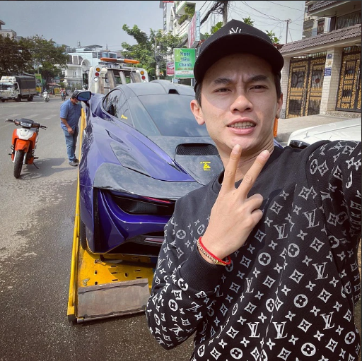 Cùng với đó, Phan Công Khanh cũng có mối quan hệ tốt không chỉ với những đại gia "chơi xe" khét tiếng như Cường Đô La, Minh Nhựa... mà còn với nhiều nghệ nghệ sĩ tiếng tăm như Đàm Vĩnh Hưng, BinZ, Tuấn Hưng...