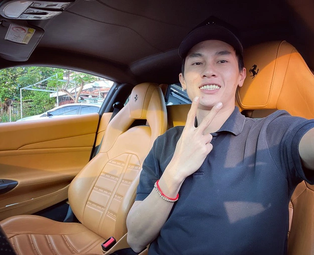 Mới đây, Phan Công Khanh vẫn tiếp tục đăng video giới thiệu chiếc xe mà theo Khanh đây là một trong những siêu xe giá trị nhất ở Việt Nam thời điểm hiện tại, "biệt thự di động" Rolls Royce Phantom VIII với tổng trị giá lên đến 70 tỷ đồng.