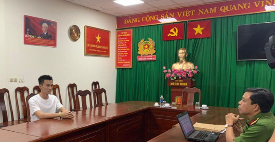 Trước đó, cơ quan điều tra tiếp nhận tin trình báo của chị LNTH (32 tuổi, ngụ TP Thủ Đức) về việc Khanh lừa đảo. Theo đó, đầu tháng 4/2023, chị H mua ô tô hiệu MCLAREN, 51F-821.7... với giá 10 tỷ đồng nhưng cho chị gái ngụ ở TP Hà nội đứng tên trên hợp đồng ủy quyền chủ sở hữu đối với xe ô tô trên. Thông qua mối quan hệ xã hội, chị H quen biết Khanh nên nhờ bán dùm chiếc xe. Tháng 3/2023, Khanh nói với chị H có muốn bán thì đem xe qua Showroom của mình vì có khách muốn mua xe, chị H đồng ý.