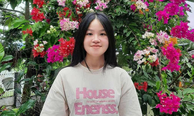  Thủ khoa khối A: Trần Nguyệt Hằng là một trong ba thí sinh thủ khoa khối A00 (Toán, Lý, Hóa) toàn quốc với tổng điểm xét tuyển đạt 29,35. Trong đó, Hằng đạt 9,6 điểm Toán, Vật lý 9,75 và Hóa học 10. 