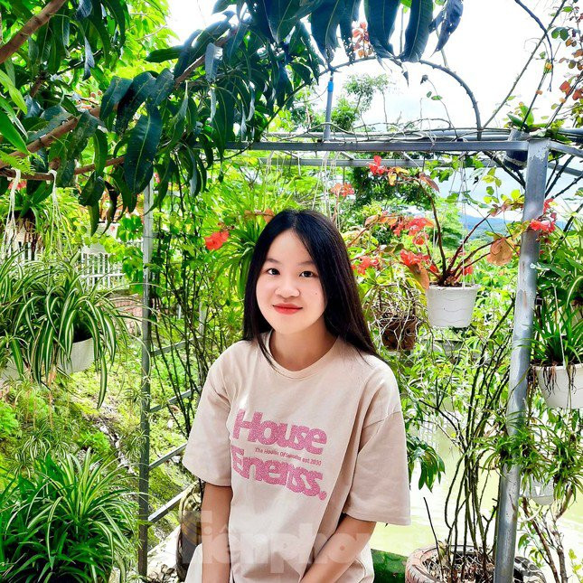 Nữ sinh trường Tiểu học - THCS - THPT Lê Thánh Tông, TP HCM, cho hay đây là kết quả em đã ước lượng được sau khi kiểm tra đáp án do Bộ Giáo dục và Đào tạo công bố. Tuy nhiên, Hằng không ngờ điểm thi của mình lại đứng đầu cả nước. (Ảnh Tiền Phong) 