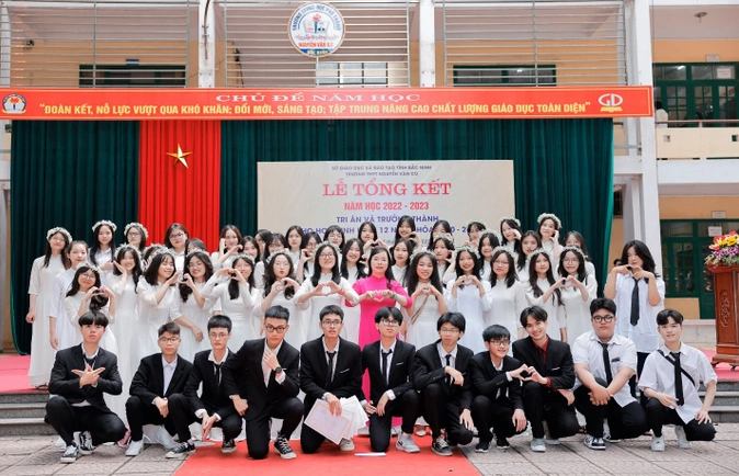 Với những câu hỏi vận dụng, vận dụng cao hoặc những câu làm sai, Khôi Nguyên sẽ dùng một quyển vở để ghi lại. Với môn lịch sử và địa lý, Khôi Nguyên không đi học thêm, chỉ học trực tuyến. Khôi Nguyên bật mí, nguyện vọng 1 của em sẽ đặt vào ngành luật kinh tế, Trường đại học Luật Hà Nội, đây là mục tiêu của em từ năm học cấp 2. (Nguyễn Viết Khôi Nguyên (đứng thứ 4, hàng đầu, từ trái sang phải) 