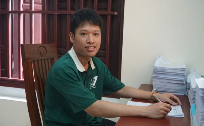  Thủ khoa khối B00: Mai Duy Anh Quân học sinh Trường THPT Nông Cống 2, huyện Nông Cống (Thanh Hóa) đỗ thủ khoa toàn quốc khối B00 đạt 29,80 điểm (toán 9,8 điểm, hóa 10 điểm, sinh 10 điểm).