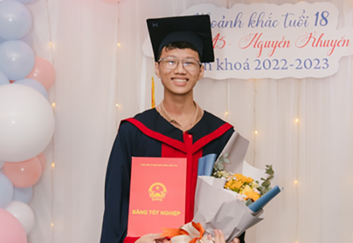  Thủ khoa khối A1: Vũ Hoàng Lương Huy, học sinh lớp 12A3 hệ thống Trường THCS - THPT Nguyễn Khuyến và Lê Thánh Tông, TP HCM, trở thành thủ khoa khối A1 kỳ thi tốt nghiệp THPT 2023 với tổng điểm 29,8. Để có thành tích đó, Lương Huy cho biết em đã học rất kỹ kiến thức trong sách giáo khoa, tự đặt ra lịch học tập cho mình và "nhận được sự hỗ trợ hết mình của thầy cô, Ban Giám hiệu nhà trường. 