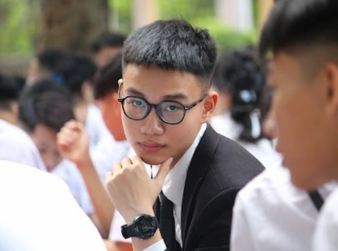  Thủ khoa khối C00: Nguyễn Viết Khôi Nguyên, cựu học sinh lớp 12A6 Trường THPT Nguyễn Văn Cừ, TP Từ Sơn (Bắc Ninh), là thủ khoa khối C00 toàn quốc với tổng điểm 29,5 (địa lý 10, ngữ văn 9,75, lịch sử 9,75). Chia sẻ bí quyết học tập, Khôi Nguyên cho biết khi học, quan trọng nhất vẫn phải nắm vững kiến thức cơ bản. 