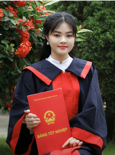  Thủ khoa khối D01: Tại kỳ thi tốt nghiệp THPT 2023, thí sinh Phạm Thị Vân Anh (học sinh Trường THPT Nguyễn Bỉnh Khiêm, TP Hải Phòng) trở thành thủ khoa toàn quốc khối D01 khi đạt số điểm 28,9 (toán 9,5; tiếng Anh 9,8 và văn 9,6). Với kết quả đạt được, Vân Anh đăng ký vào Trường đại học Ngoại thương.