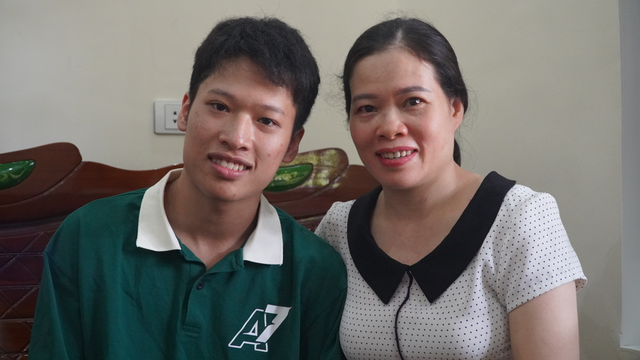 Anh Quân tâm sự: "Đỗ vào Trường đại học Y Hà Nội để học nghề bác sĩ là mơ ước của em. Để biến ước mơ này thành hiện thực, em còn phải học tập, rèn luyện suốt những năm học đại học. Đạt được kết quả hôm nay, em luôn biết ơn bố mẹ, thầy cô giáo đã luôn đồng hành, động viên, hỗ trợ em trong suốt những năm học phổ thông".(Anh Quân vui mừng bên mẹ sau khi trở thành thủ khoa khối B00 toàn quốc)