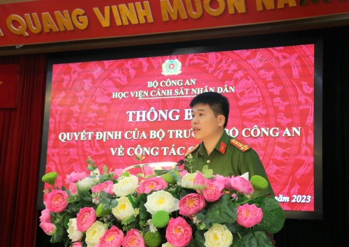 Trên cương vị công tác mới, đại tá Trần Hồng Quang hứa sẽ nghiêm túc tiếp thu, lĩnh hội và triển khai thực hiện những ý kiến phát biểu chỉ đạo của Giám đốc Công an tỉnh Nghệ An, đồng thời luôn nêu cao tinh thần trách nhiệm để cùng tập thể Đảng ủy, lãnh đạo Công an tỉnh và toàn thể cán bộ, chiến sĩ tiếp tục tô thắm truyền thống lịch sử vẻ vang của Công an Nghệ An, vì cuộc sống bình yên, hạnh phúc của nhân dân; góp phần phục vụ đắc lực nhiệm vụ phát triển kinh tế, xã hội của tỉnh. (Ảnh Lao Động) 
