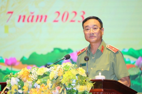 Giám đốc Công an tỉnh Nghệ An hy vọng và tin tưởng Đại tá Trần Hồng Quang sẽ phát huy tối đa năng lực sở trường, cống hiến hết tâm sức, trí tuệ, cùng với tập thể Đảng ủy, lãnh đạo Công an tỉnh đoàn kết, thống nhất ý chí để lãnh đạo, chỉ đạo lực lượng Công an Nghệ An hoàn thành xuất sắc mọi nhiệm vụ được giao. (Ảnh Minh Khôi) 