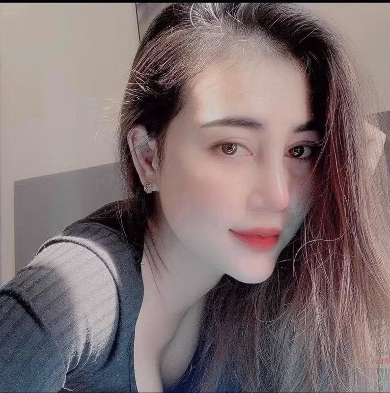 Lê Thị Bích Ngọc (SN 1999, trú tại Hải Dương) là một hot Tiktoker với hơn 39.000 lượt người đăng ký theo dõi và nhận được hơn 155.900 lượt thích. Trên trang cá nhân của mình, Ngọc thường xuyên đăng tải ảnh, video khoe nhan sắc thu hút nhiều người xem. Trên trang Facebook cá nhân, hot girl thu hút nhiều chú ý bởi những bức ảnh xinh đẹp, thân hình bốc lửa và cuộc sống sang chảnh với đồ hiệu chất đầy. Bất chấp việc bị truy nã, Bích Ngọc vẫn thường xuyên đăng tải những video khoe nhan sắc của mình trên mạng xã hội. 